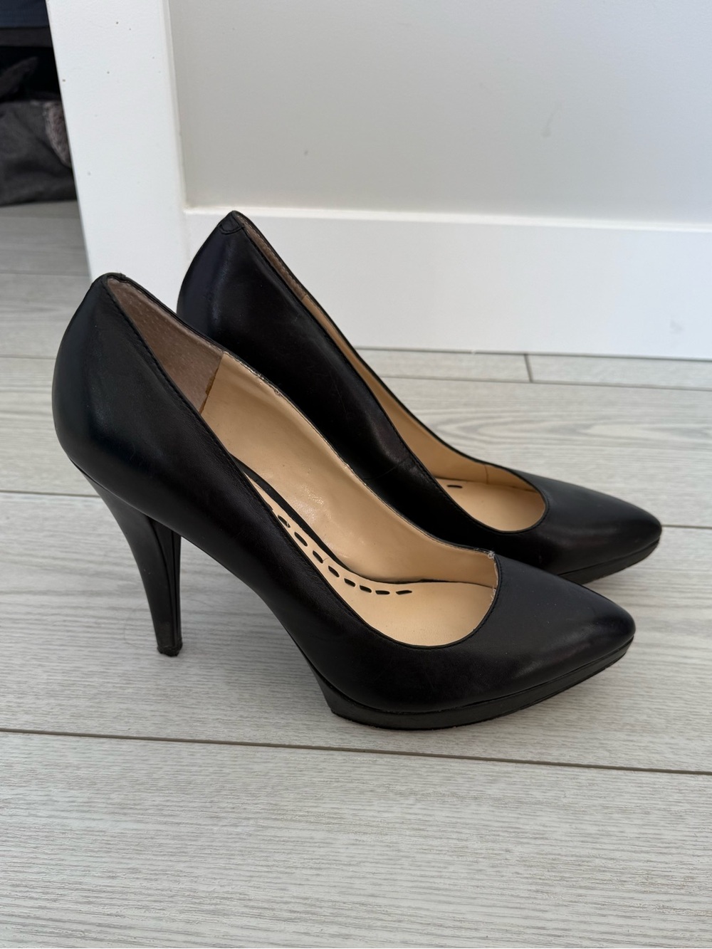 Enzo Angeolini Cakylin 9M black leather pumps pointed toe heels quiet luxury